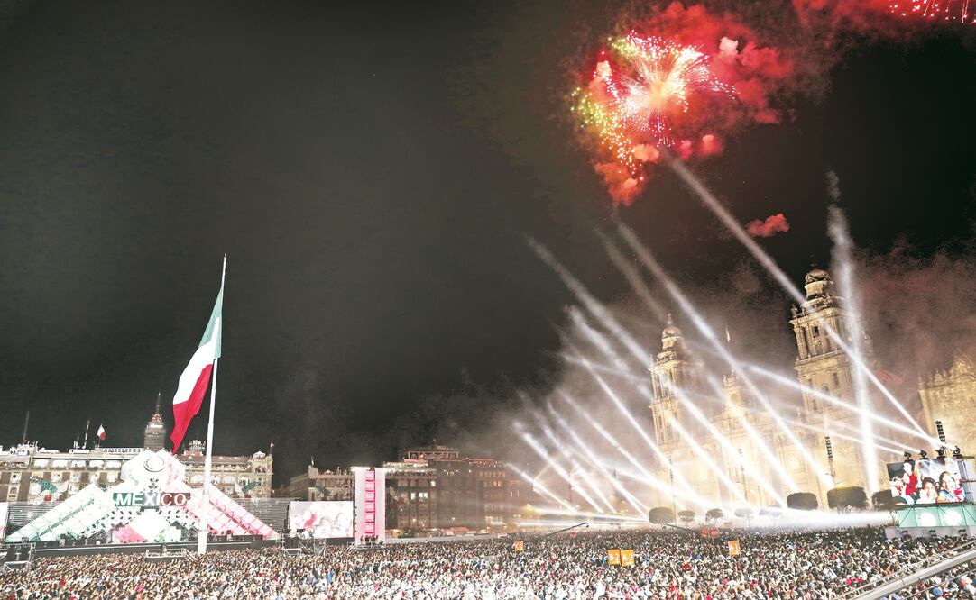 Festejo. Desde temprana hora, miles de personas acudieron al Zócalo para participar en la verbena popular (JOSÉ MÉNDEZ. EFE)