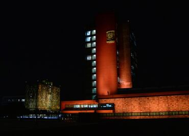 UNAM se ilumina de naranja en contra de la violencia de género