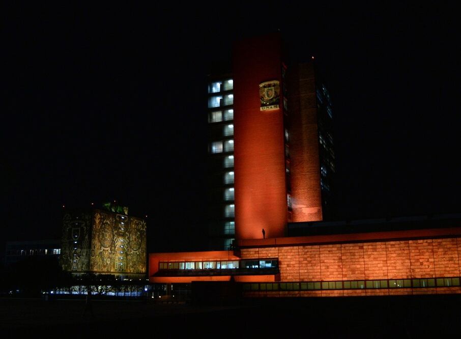 Iluminan de naranja casco de la UNAM, en conmemoración del Día Internacional de la Eliminación de la Violencia Contra la Mujer. Foto: Especial