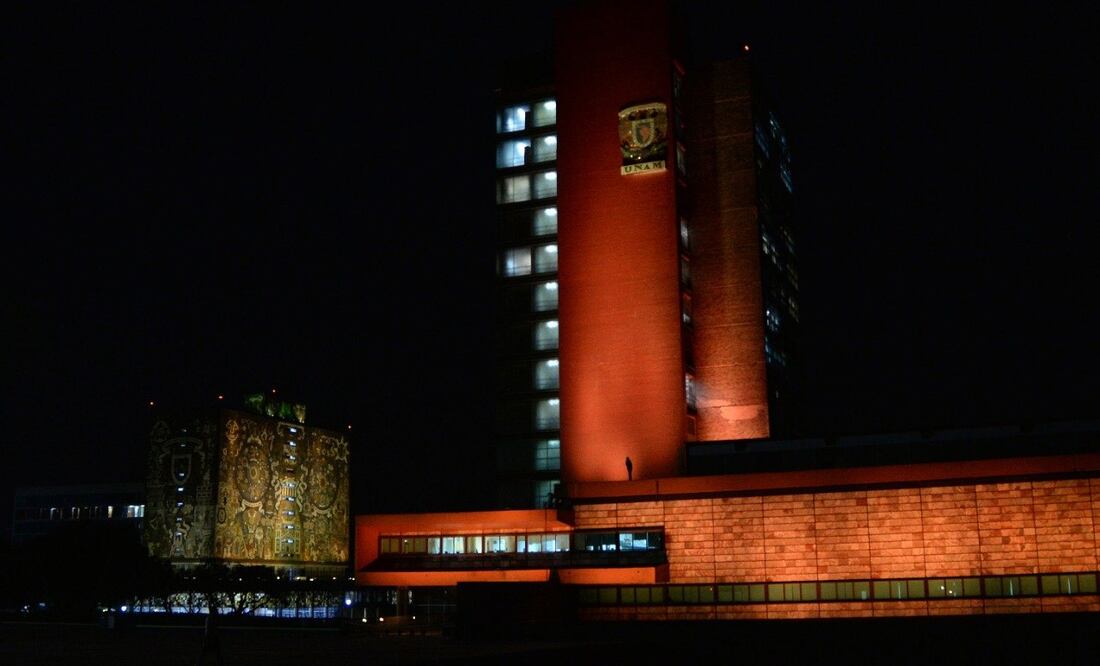 Iluminan de naranja casco de la UNAM, en conmemoración del Día Internacional de la Eliminación de la Violencia Contra la Mujer. Foto: Especial