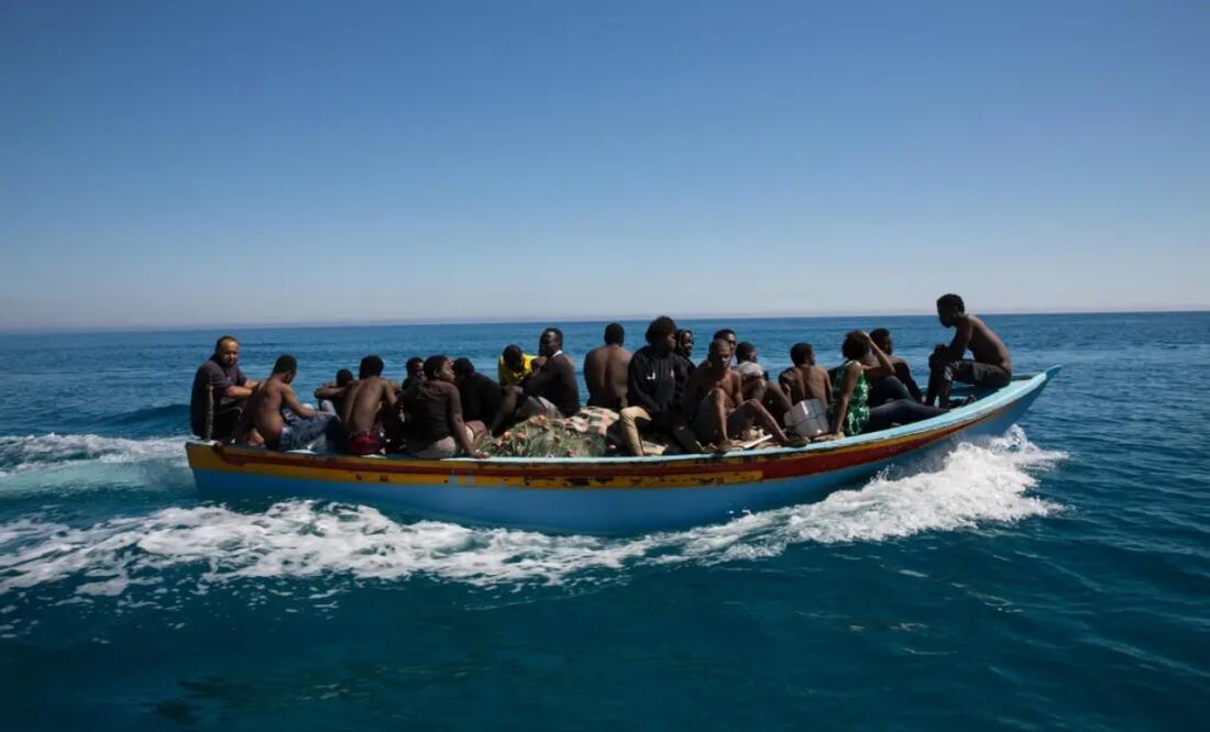 Vista de personas rescatadas tras un naufragio en costas de Libia, en una fotografía de archivo. Foto: EFE/Stringer