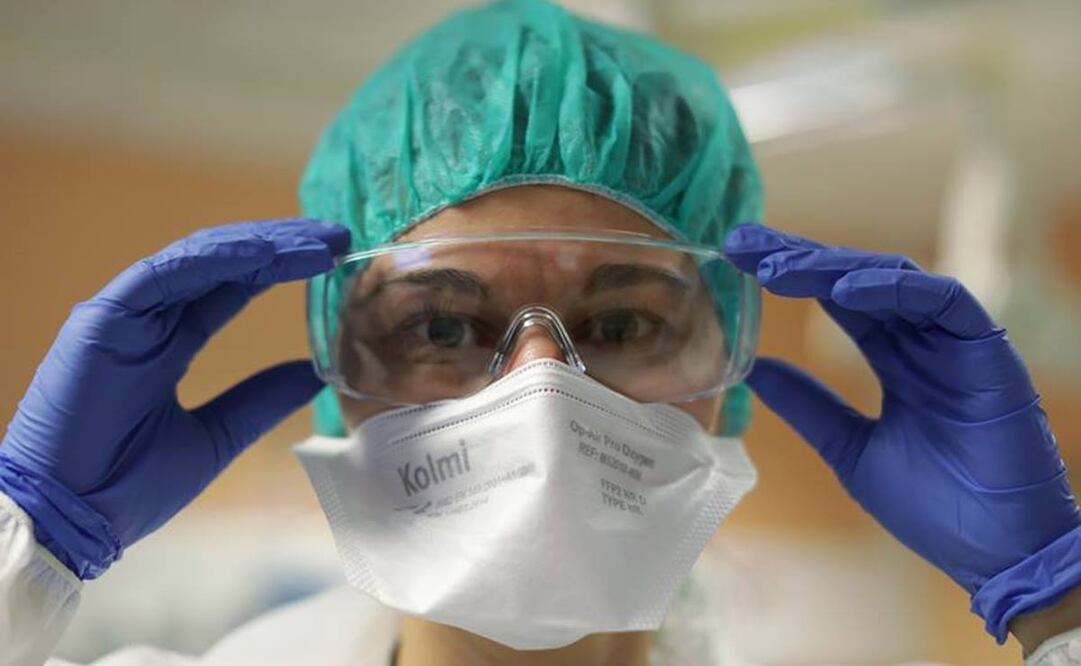 El virus no se transmite a través de la piel sino cuando la mano o el guante transfiere las gotitas infectadas a la nariz o la boca (Foto: Reuters)