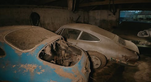 Encuentran colección de autos lujosos y clásicos abandonados en un granero