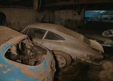 Encuentran colección de autos lujosos y clásicos abandonados en un granero