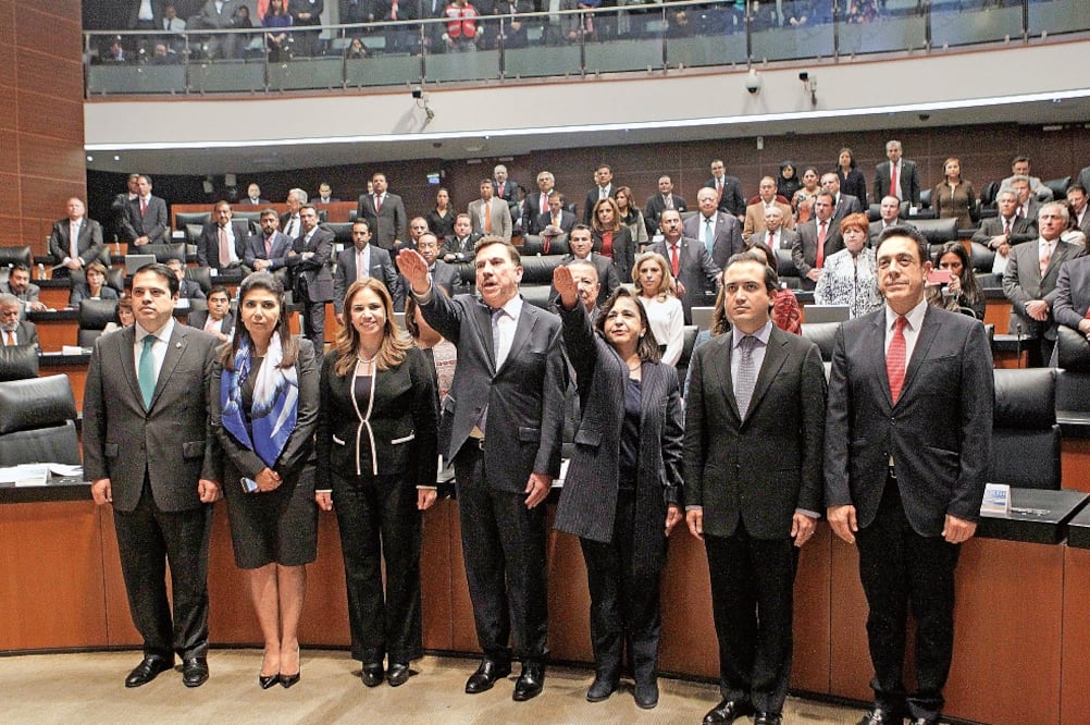 Los nuevos ministros de la Suprema Corte de Justicia de la Nación, Javier Laynez Potisek y Lucía Piña Hernández, rindieron protesta ayer en el Senado (EFE)