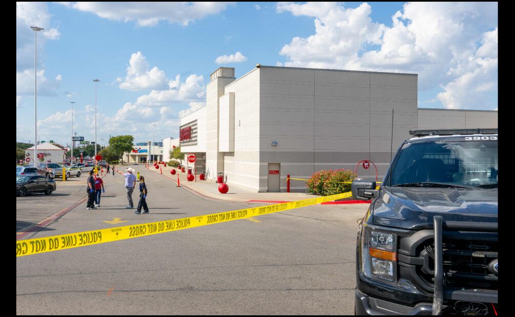 Investigaciones realizadas en Target, Texas desués del tiroteo en el que se reportaron tres muertos. Foto: Brandon Bell / AFP
