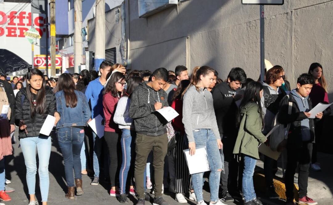 Estudiantes antes de ingresar al examen de la UNAM. Foto:Juan Carlos Reyes/EL UNIVERSAL