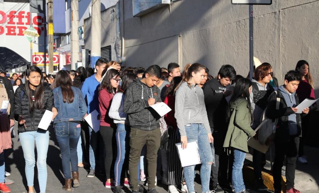 Estudiantes antes de ingresar al examen de la UNAM. Foto:Juan Carlos Reyes/EL UNIVERSAL