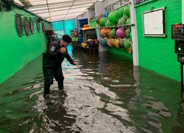 Lluvias provocan severo encharcamiento en Iztacalco; escuela primaria sufre inundación y moviliza cuerpos de emergencias