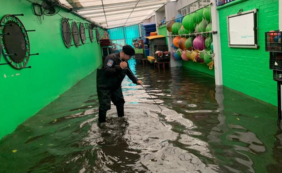 Lluvias provocan severo encharcamiento en Iztacalco; escuela primaria sufre inundación y moviliza cuerpos de emergencias. Foto: Juan Carlos Williams