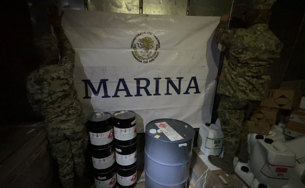 Secretaría de Marina asegura 314 litros de precursores químicos en el Recinto Portuario de Topolobampo, Sinaloa. Foto: Semar