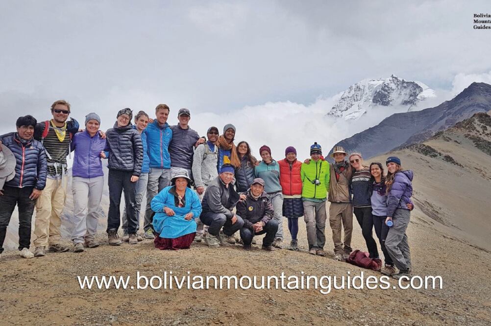 Malia Obama (en el centro, con gorro y una palestina), junto con varios compañeros, durante un recorrido por la Cordillera Boliviana, en octubre (TOMADA DEL FACEBOOK)