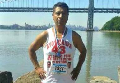 Padre de normalista corre en maratón de NY