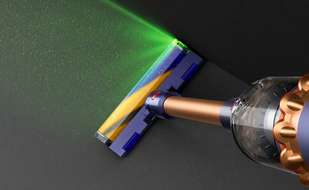 En alfombras, rincones o zonas con polvo acumulado, una aspiradora Dyson suele ofrecer mejores resultados. Imagen: Especial