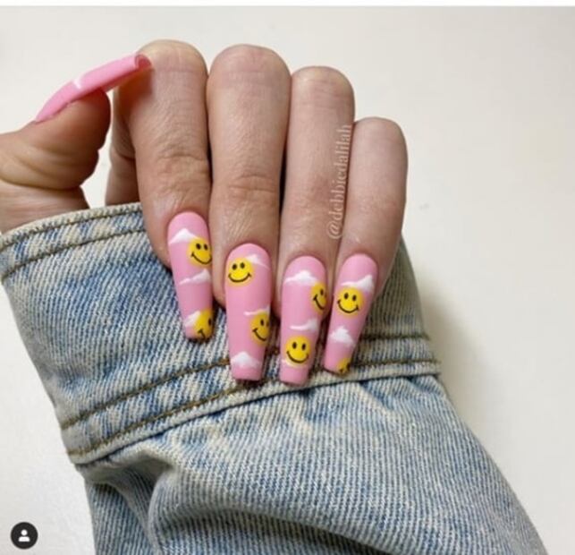 Nail art con caritas felices, la tendencia para alegrarte el día