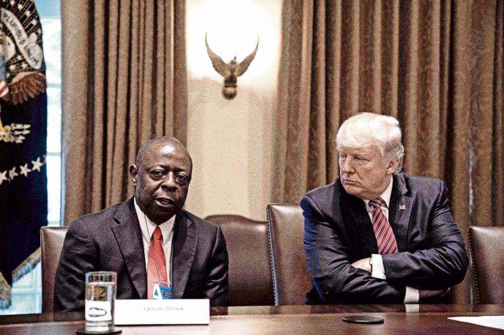 Reunión. El presidente Donald Trump con Jamiel Shaw, quien perdió a su hijo a manos de un inmigrante indocumentado. (NICHOLAS KAMM. AFP)