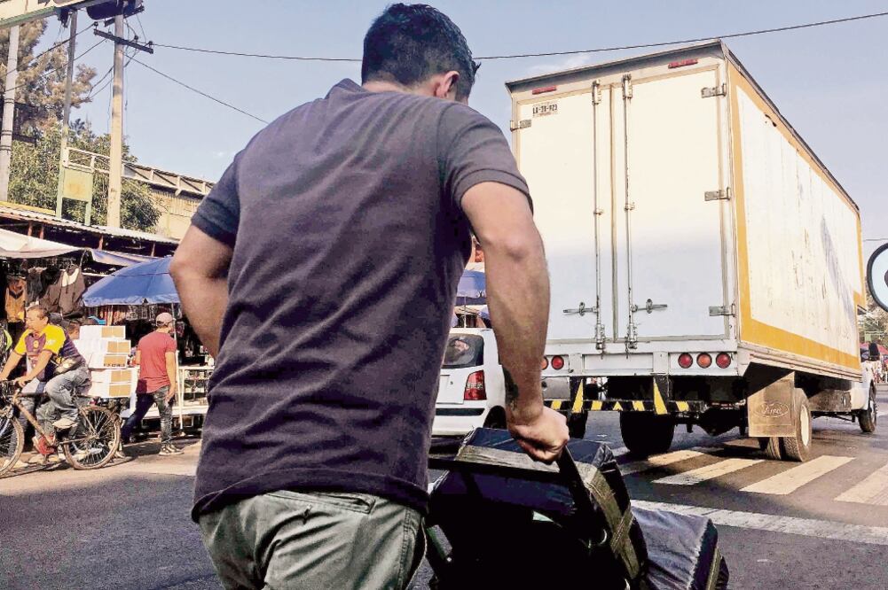 Comerciantes denuncian que operan carteristas y delincuentes en motoneta que detectan a todos los clientes foráneos para robarles mercancía, dinero en efectivo, celulares y joyería (FERNANDO RAMÍREZ. EL UNIVERSAL)