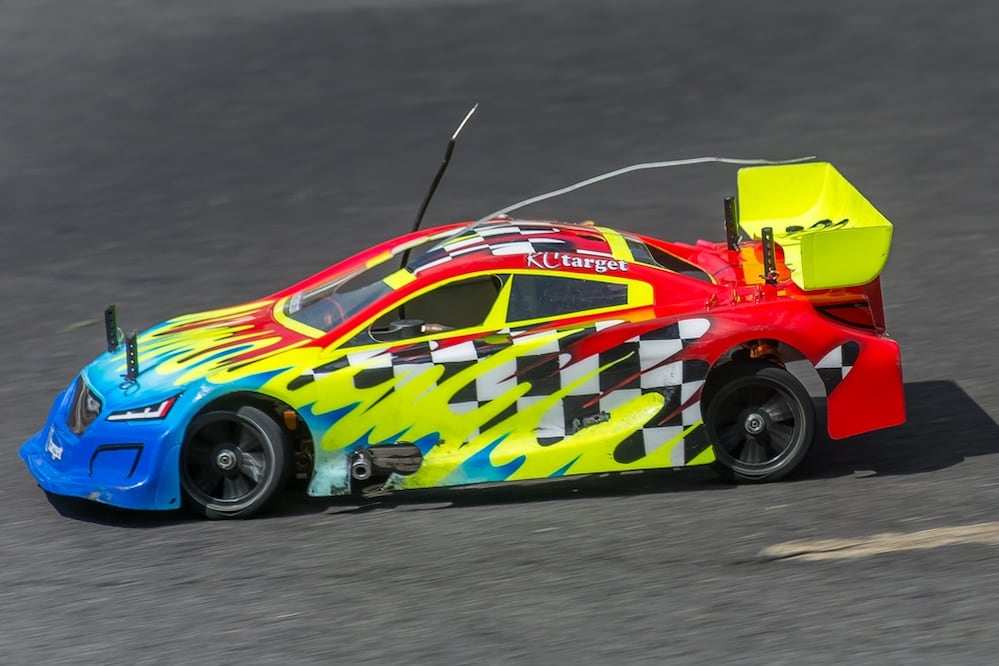 ¿Te parece un juguetito? Este auto de radio control se mueve con una mezcla de 'nitro' y aceite, así como lo ves. Es un rayo.