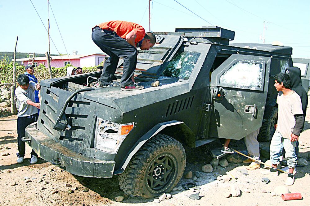 Dos unidades fueron dañadas con piedras y palos, además se utilizó gasolina para incendiarlas, tras la quema de parcelas en la comunidad, lo que detonó los hechos de violencia (ROBERTO ARMOCIDA / LA JORNADA BAJA CALIFORNIA)
