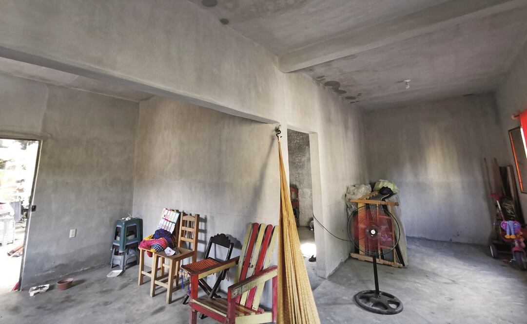 Cada vez que llueve, explica Elsa, el agua trasmina el techo a pesar de que se impermeabiliza, pues la obra es de mala calidad. Ella tuvo que pagar de su sueldo el repellado de su vivienda.Foto: Roselia Chaca. El Universal 