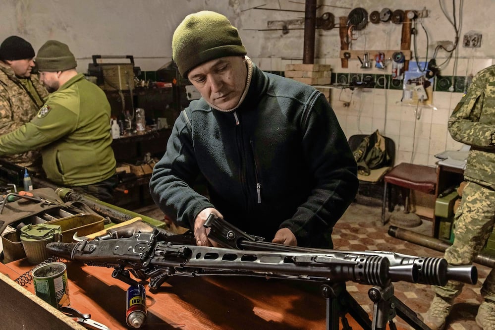 Un militar ucraniano repara una ametralladora MG 3 en la región de Donetsk. Foto: Roman Pilipey | AFP