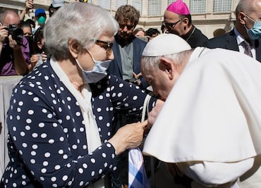 Papa Francisco besa el tatuaje de una sobreviviente del Holocausto