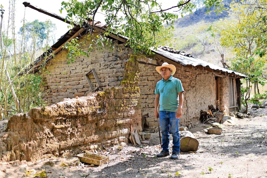 Faustino salió de la casa de sus padres, hecha de adobe, hace 26 años; tras haber sido deportado de EU, ha tenido que retomar su vida en México. Foto: Salvador Cisneros / EL UNIVERSAL