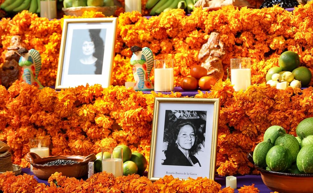 Ofrenda de día de muertos en Palacio Nacional, en memoria a mujeres en la historia de México. Foto: Hugo Salvador / El Universal