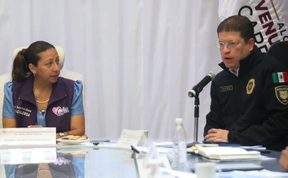 Evelyn Parra y Pablo Vázquez acuerdan implementar operativos conjuntos contra extorsión y robo de autopartes. 
Foto: Especial.