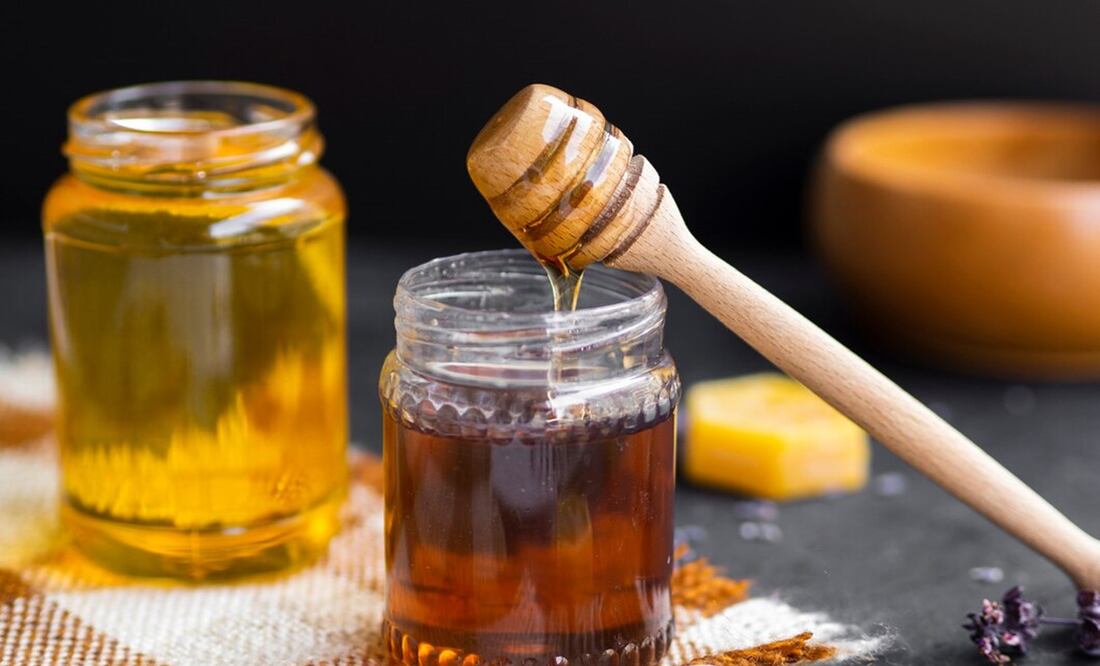 Descubre todos los beneficios que tiene tomar agua con miel en ayunas. Foto: Freepik