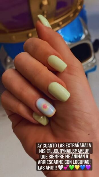 Belinda y Nodal van juntos a hacerse el manicure