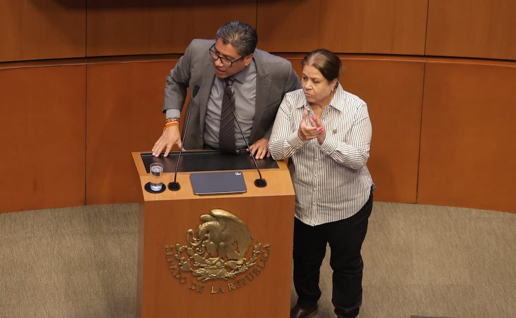 Intenso intercambio verbal entre el senador Saúl Monreal, de Morena, y Lily Téllez, del PAN durante la discusión del Plan B en materia electoral (25 de marzo de 2026). Foto: Gabriel Pano/EL UNIVERSAL