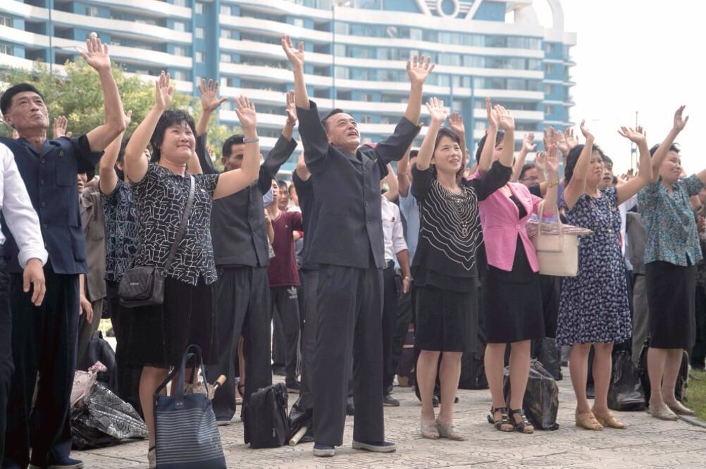 Norcoreanos celebraron ayer al enterarse por televisión que el régimen de Pyongyang probó con éxito la bomba H. (KIM WON-JIN. AFP)