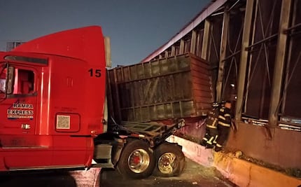 Vuelca tráiler en Circuito Interior; contenedor choca con muro de Línea 5 del Metro