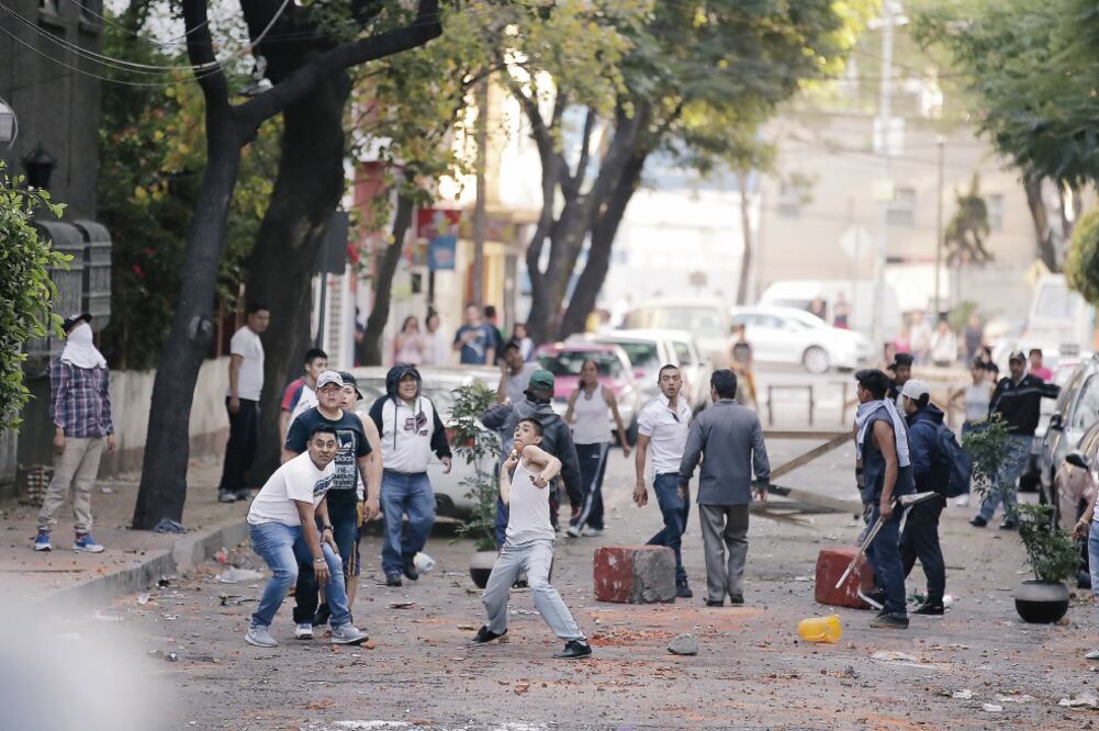 Policías capitalinos evitaron el saqueo de una tienda comercial en la calzada México-Tacuba, lo que generó una trifulca con vecinos de la colonia Torre Blanca. (ALEJANDRO ACOSTA. EL UNIVERSAL)