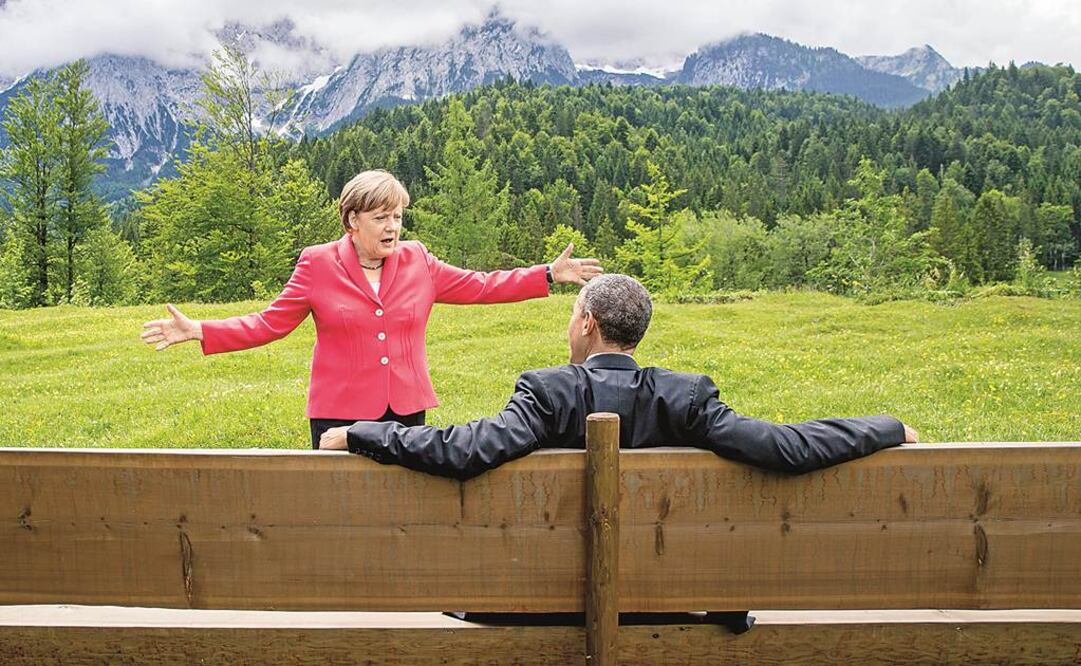 La canciller alemana Angela Merkel conversa con el presidente estadounidense Barack Obama, en  los  jardines del hotel Schloss Elmau cerca de Garmisch-Partenkirchen, en el marco de la reunión del G-7