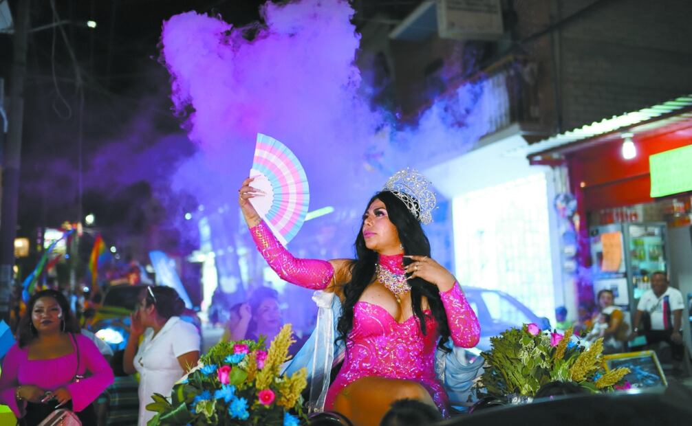 La joven logró coronarse como reina de la comunidad LGBTI en Tlapa, una zona devastada por los rezagos sociales y un machismo que oprime a las mujeres. Foto: de Salvador Cisneros