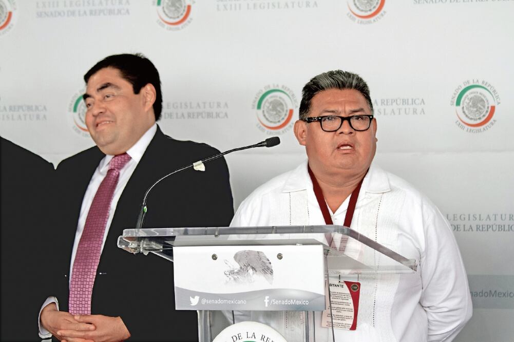 Acompañado por el senador Miguel Barbosa (PRD), Mario García Flores, presidente municipal de Huamuxtitlán, Guerrero, externó en conferencia de prensa en la Cámara Alta que ha recibido amenazas del crimen organizado (MOISÉS PABLO. CUARTOSCURO)