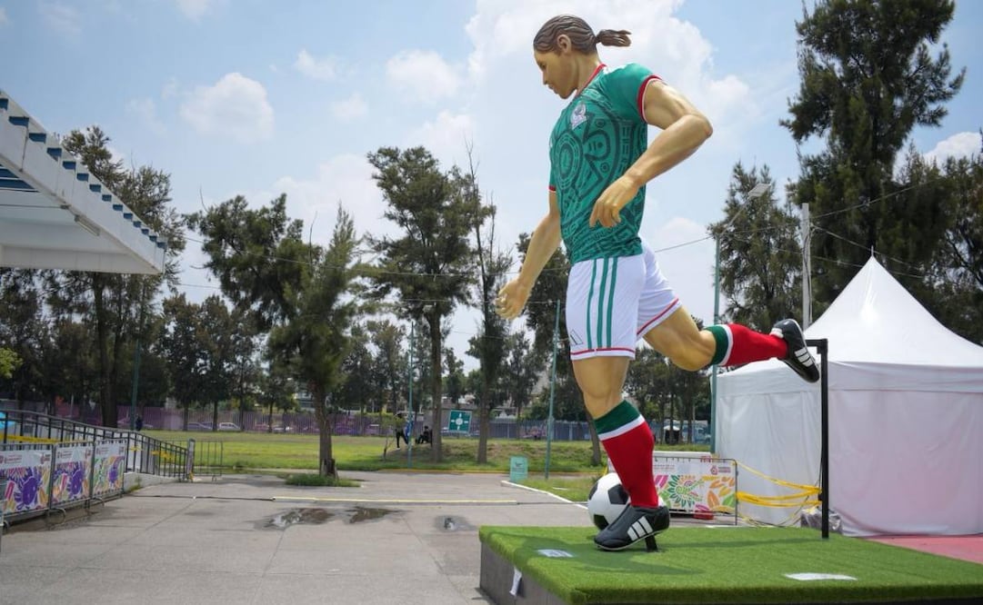 Instalan gigante futbolero en Utopía Meyehualco; vecinos de Iztapalapa se reúnen para ver el Mundial. 
Foto: Santiago Cadena / El Universal