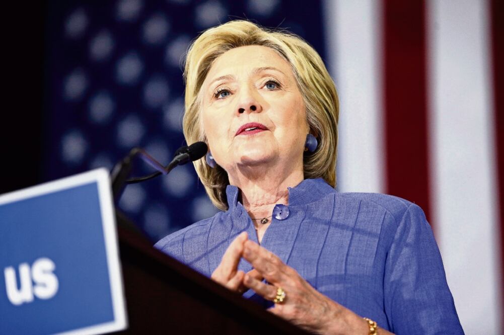 La virtual candidata demócrata a la presidencia de EU, Hillary Clinton, durante un mitin, el 3 de junio, en Culver, California. Ayer dijo que los ataques de Trump le hacen recordar momentos oscuros de la historia mundial (JOHN LOCHER. AP)