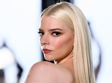 Anya Taylor-Joy cautiva con poderoso vestido vintage de flechas