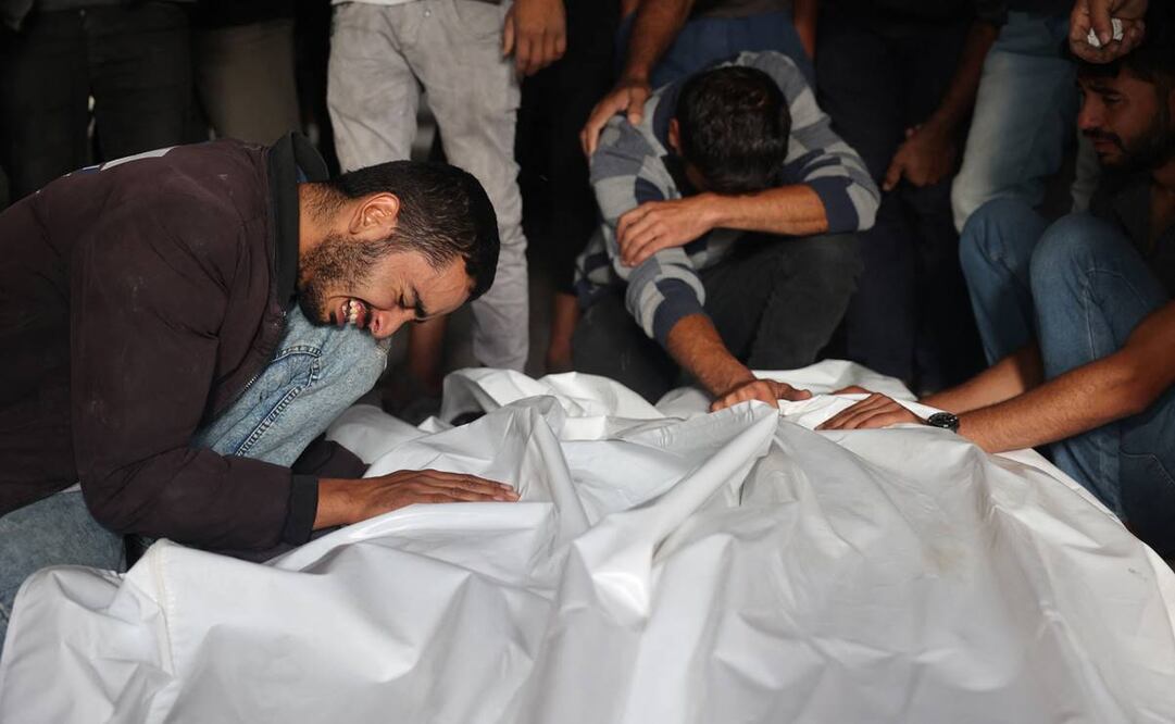 Palestinos lloran a sus familiares muertos en un ataque israelí nocturno contra un campamento para desplazados internos en Rafah. Foto: AFP