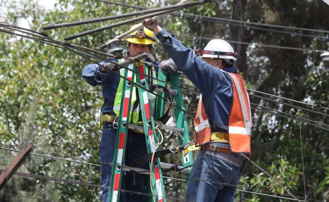 Siguen los trabajos en las estaciones Los Reyes y La Paz donde la noche del lunes 28 de julio, el Sistema de Transporte Colectivo Metro reportó fallas, por lo que fue suspendido el servicio. Fotos Francisco Rodríguez.