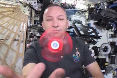 Astronautas juegan con spinner a gravedad cero