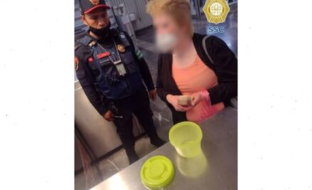 Mujer pierde toper con 6 mil pesos en el Metro CDMX y policías logran encontrarlo
