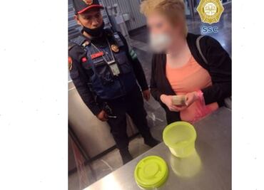 Mujer pierde toper con 6 mil pesos en el Metro CDMX y policías logran encontrarlo