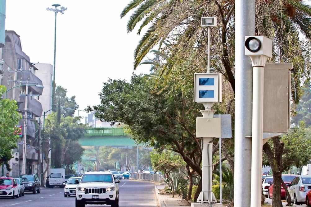 Continúa la controversia por la aplicación de fotomultas en la ciudad de México; por un lado el PRD se opone al plebiscito y , por el otro, Andrés Manuel López Obrador ironiza en redes sociales sobre el tema (NICOLÁS TAVIRA. NOTIMEX)