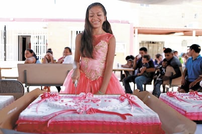Sorprenden a quinceañera migrante con fiesta en albergue