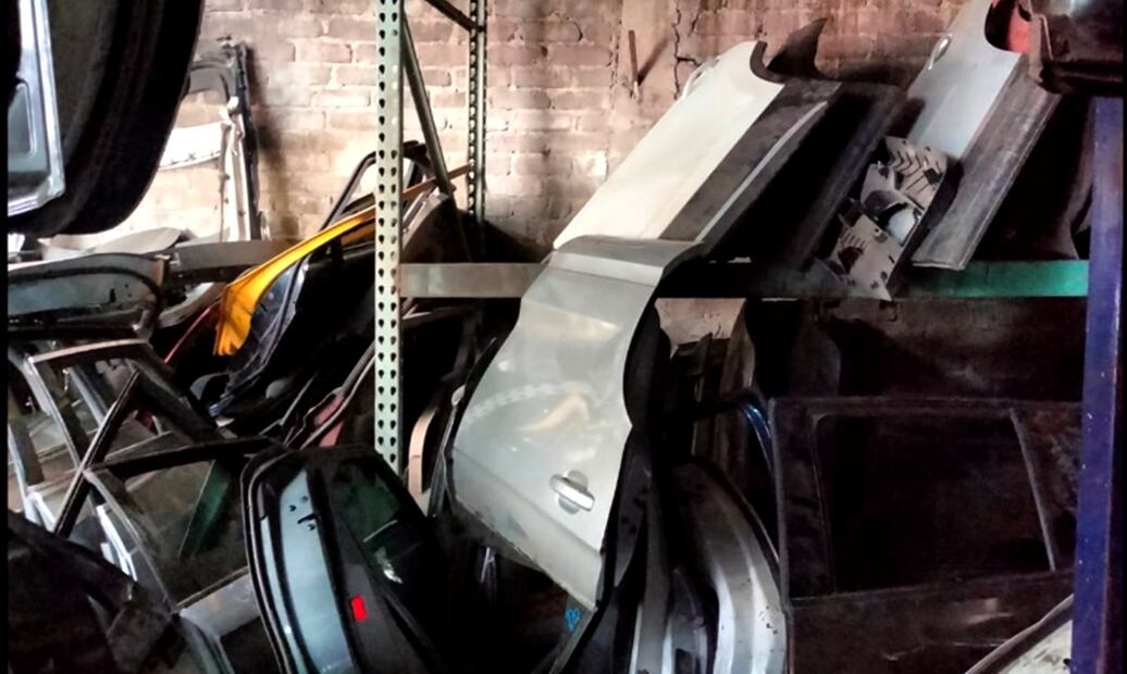 Autoridades locales y federales realizaron un cateo en la alcaldía Iztapalapa en donde aseguraron 40 toneladas de autopartes robadas. Foto: especial