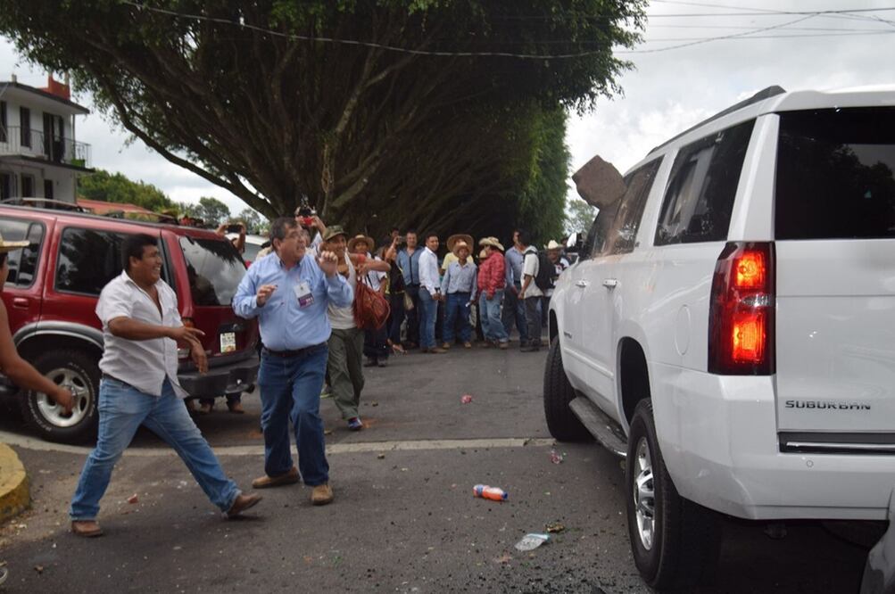La camioneta en la que viajaban el gobernador electo de Veracruz, Miguel Ángel Yunes Linares (PAN-PRD), y el dirigente nacional del PAN, Ricardo Anaya, fue atacada a pedradas y botellazos por integrantes del Movimiento Nacional de los 400 Pueblos. Foto Especial